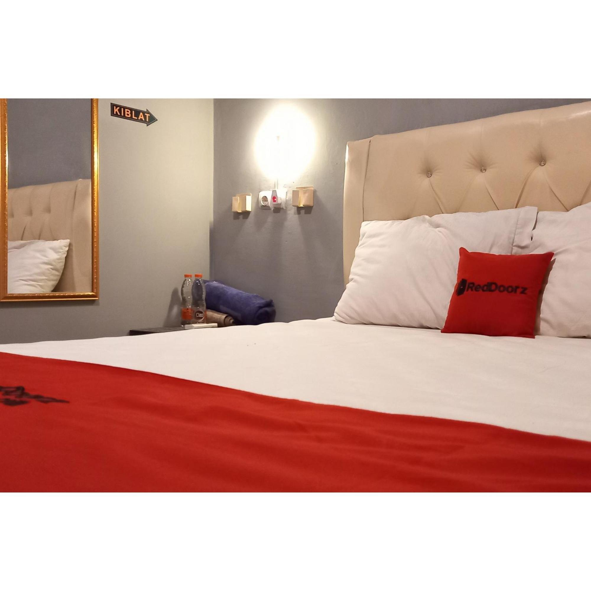 Reddoorz At Deluxe Hotel Near Terminal Purabaya Bungurasih Sidoarjo Esterno foto