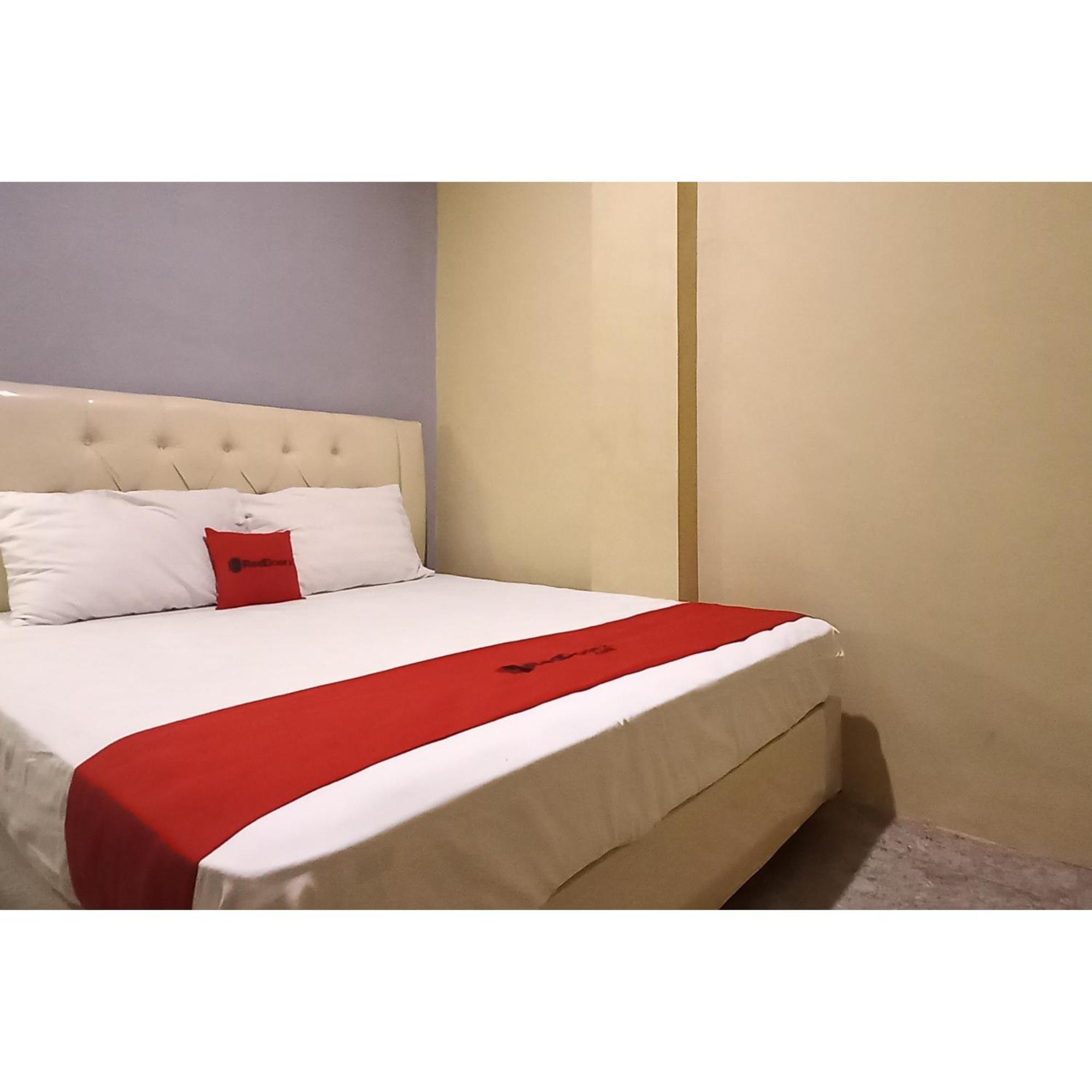 Reddoorz At Deluxe Hotel Near Terminal Purabaya Bungurasih Sidoarjo Esterno foto