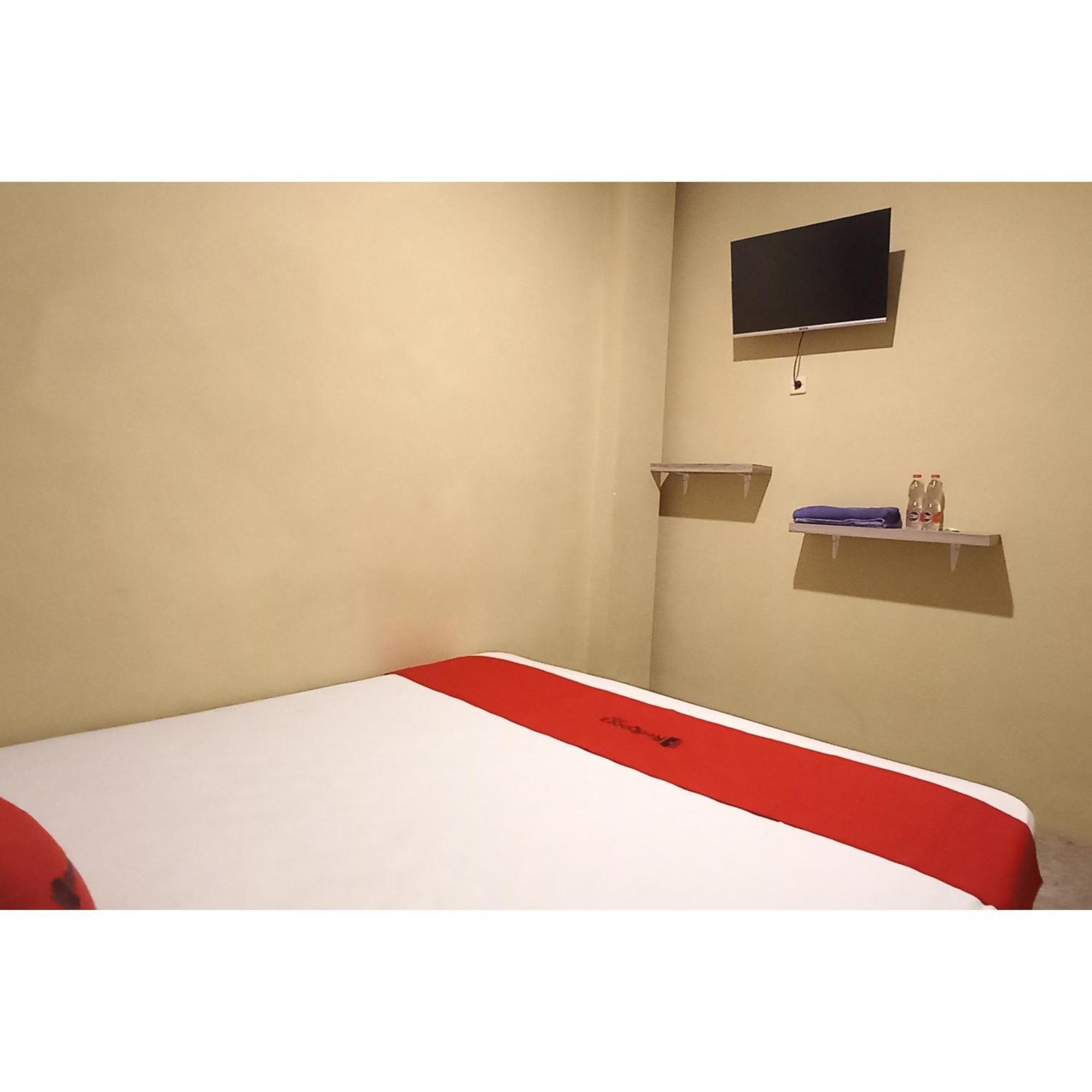 Reddoorz At Deluxe Hotel Near Terminal Purabaya Bungurasih Sidoarjo Esterno foto