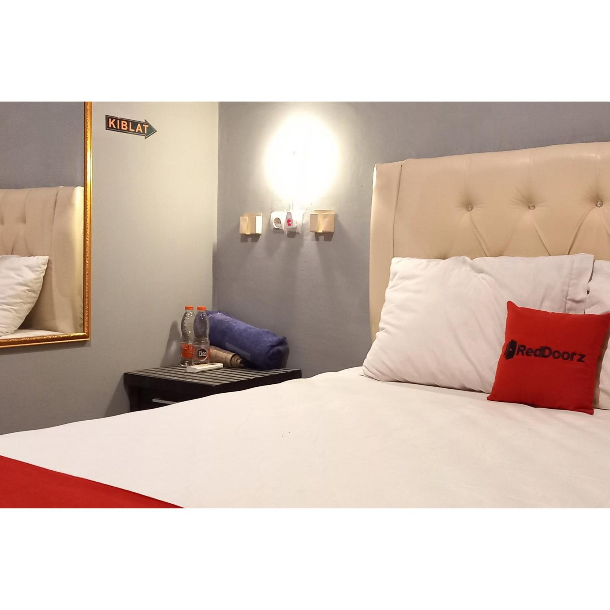 Reddoorz At Deluxe Hotel Near Terminal Purabaya Bungurasih Sidoarjo Esterno foto