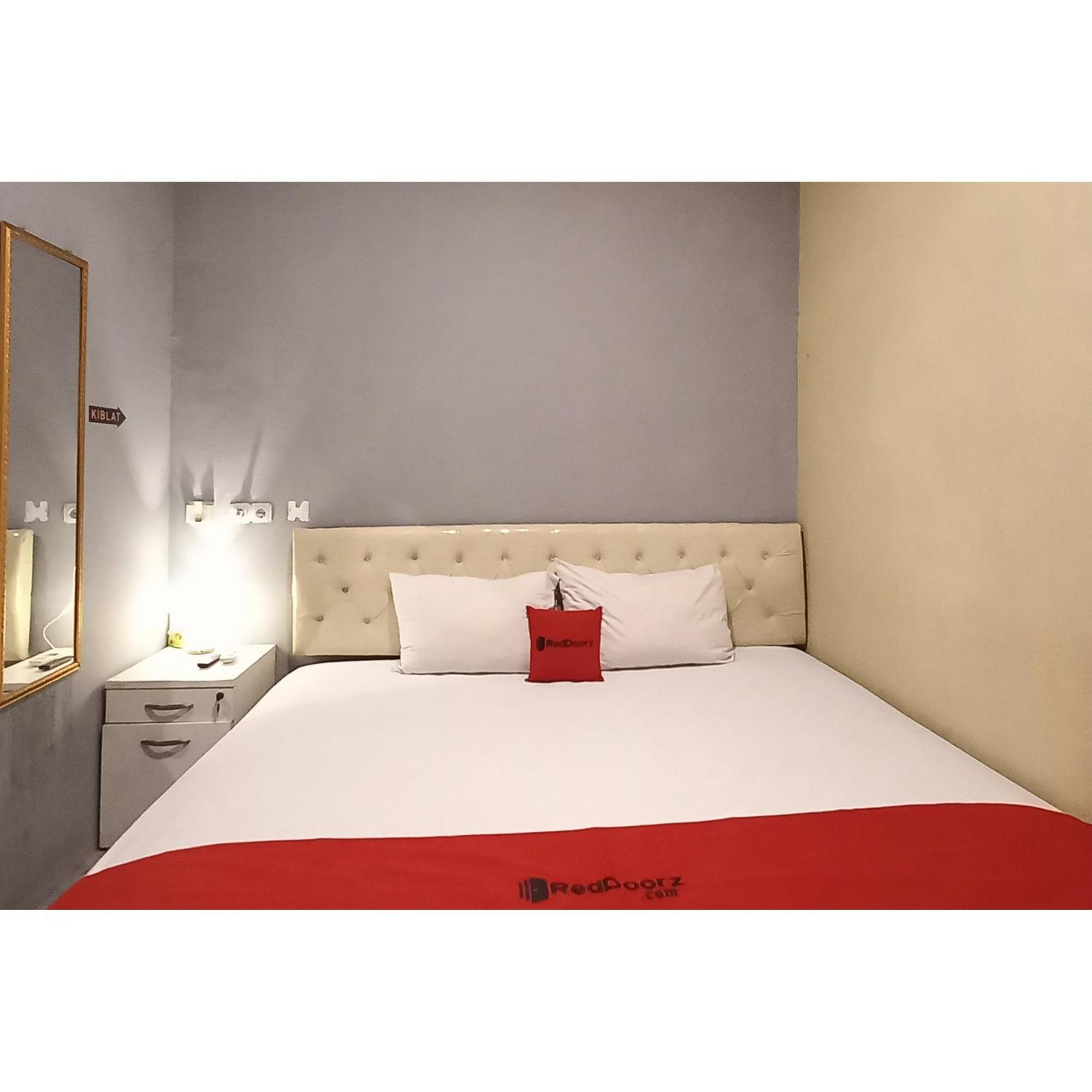Reddoorz At Deluxe Hotel Near Terminal Purabaya Bungurasih Sidoarjo Esterno foto