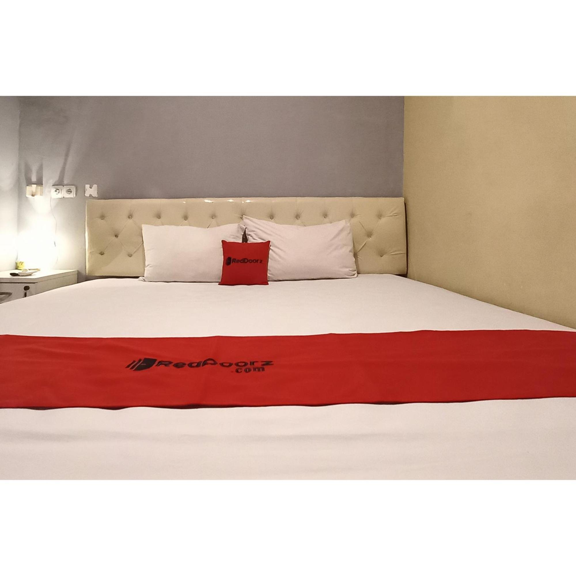 Reddoorz At Deluxe Hotel Near Terminal Purabaya Bungurasih Sidoarjo Esterno foto
