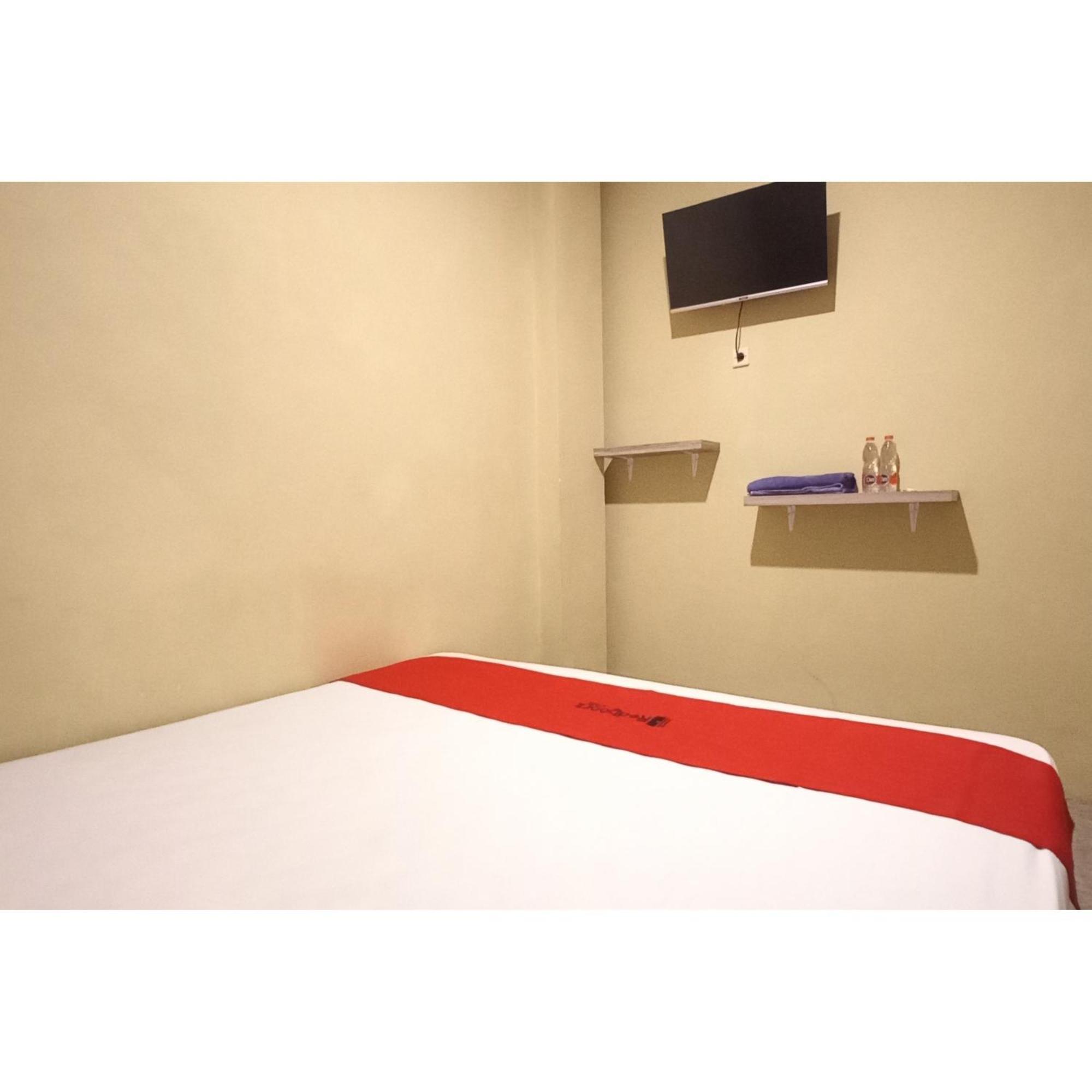 Reddoorz At Deluxe Hotel Near Terminal Purabaya Bungurasih Sidoarjo Esterno foto