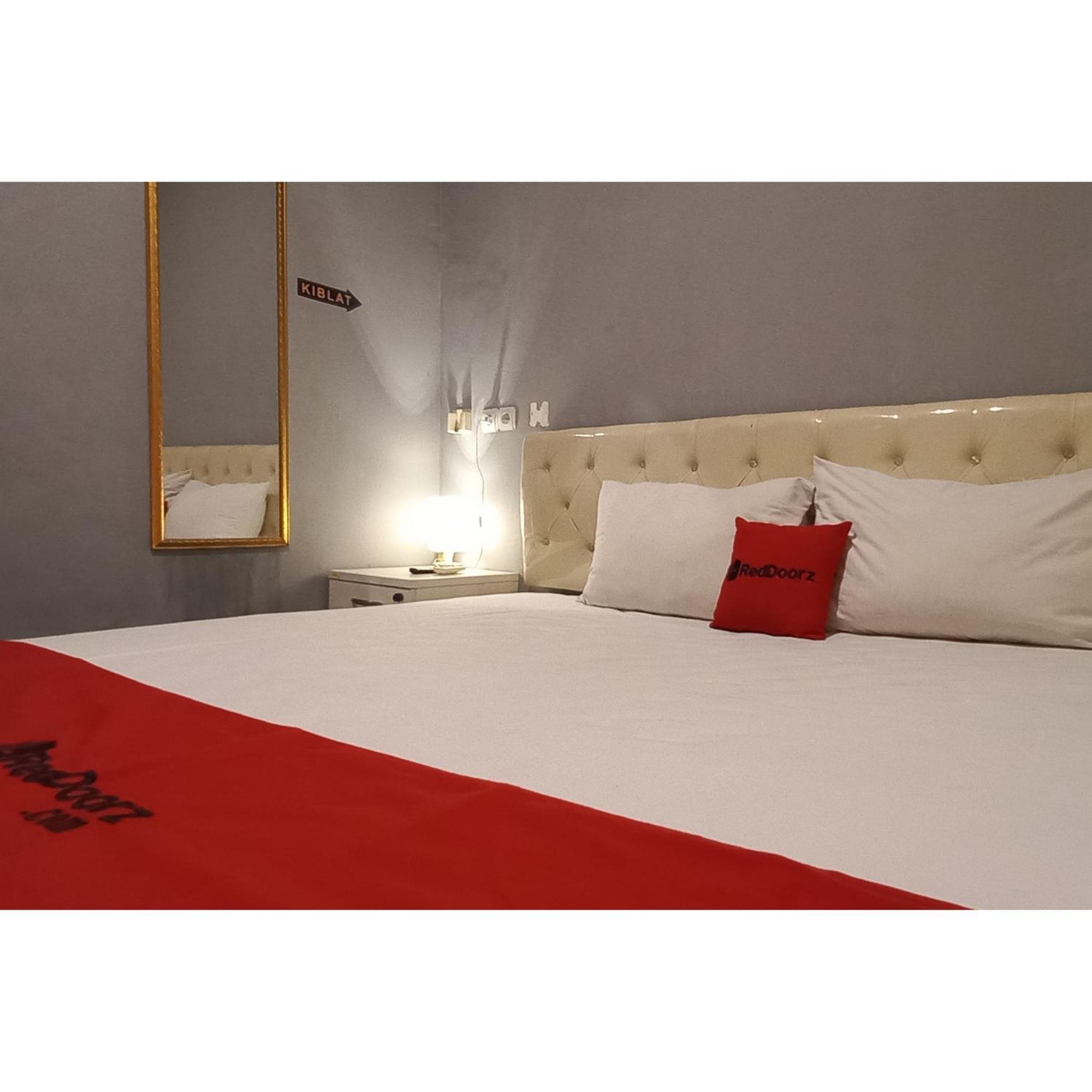 Reddoorz At Deluxe Hotel Near Terminal Purabaya Bungurasih Sidoarjo Esterno foto