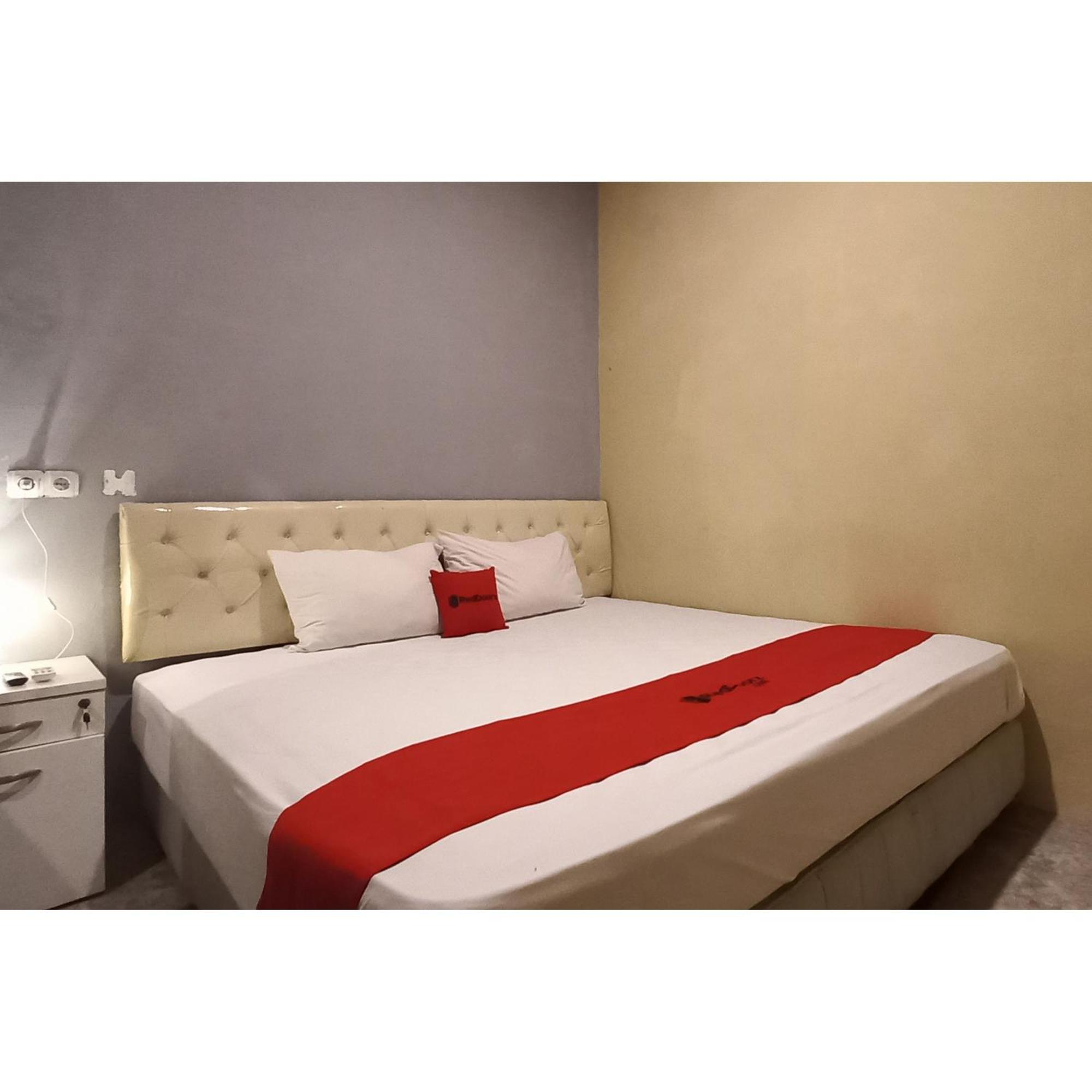 Reddoorz At Deluxe Hotel Near Terminal Purabaya Bungurasih Sidoarjo Esterno foto