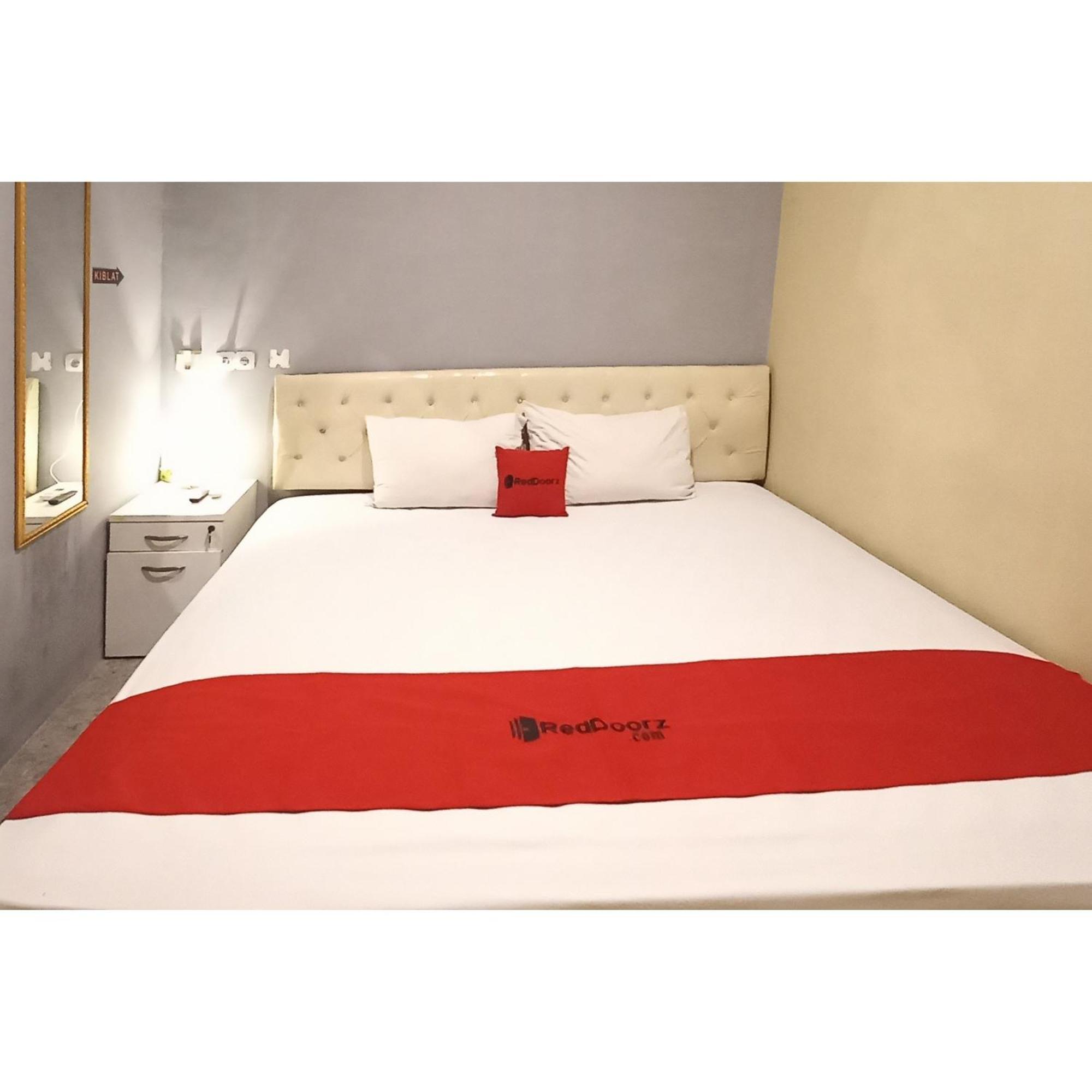 Reddoorz At Deluxe Hotel Near Terminal Purabaya Bungurasih Sidoarjo Esterno foto