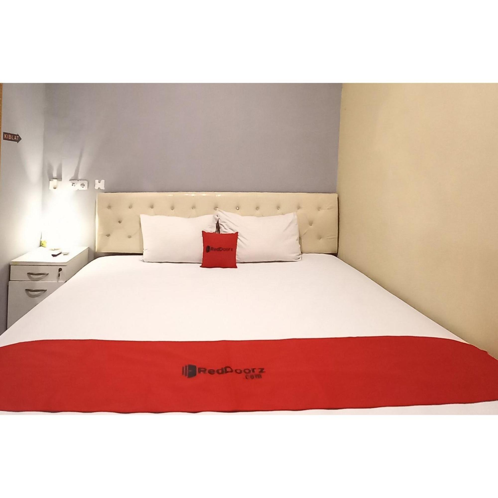 Reddoorz At Deluxe Hotel Near Terminal Purabaya Bungurasih Sidoarjo Esterno foto