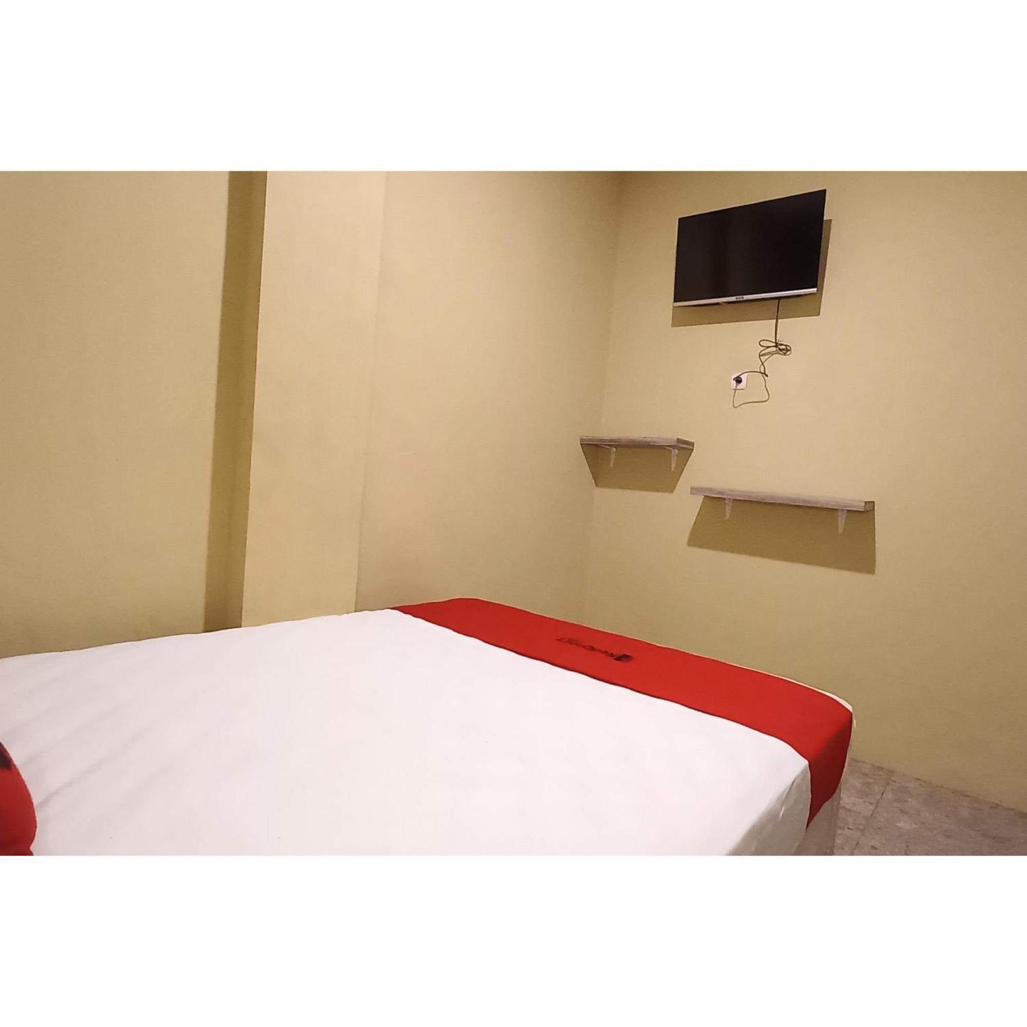 Reddoorz At Deluxe Hotel Near Terminal Purabaya Bungurasih Sidoarjo Esterno foto