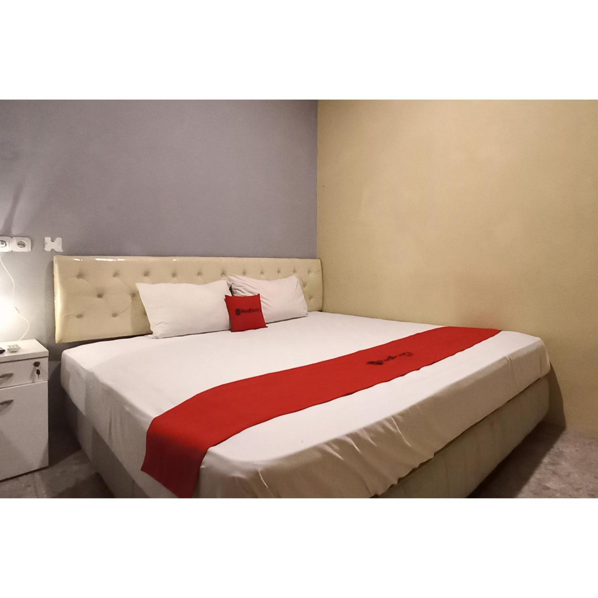 Reddoorz At Deluxe Hotel Near Terminal Purabaya Bungurasih Sidoarjo Esterno foto