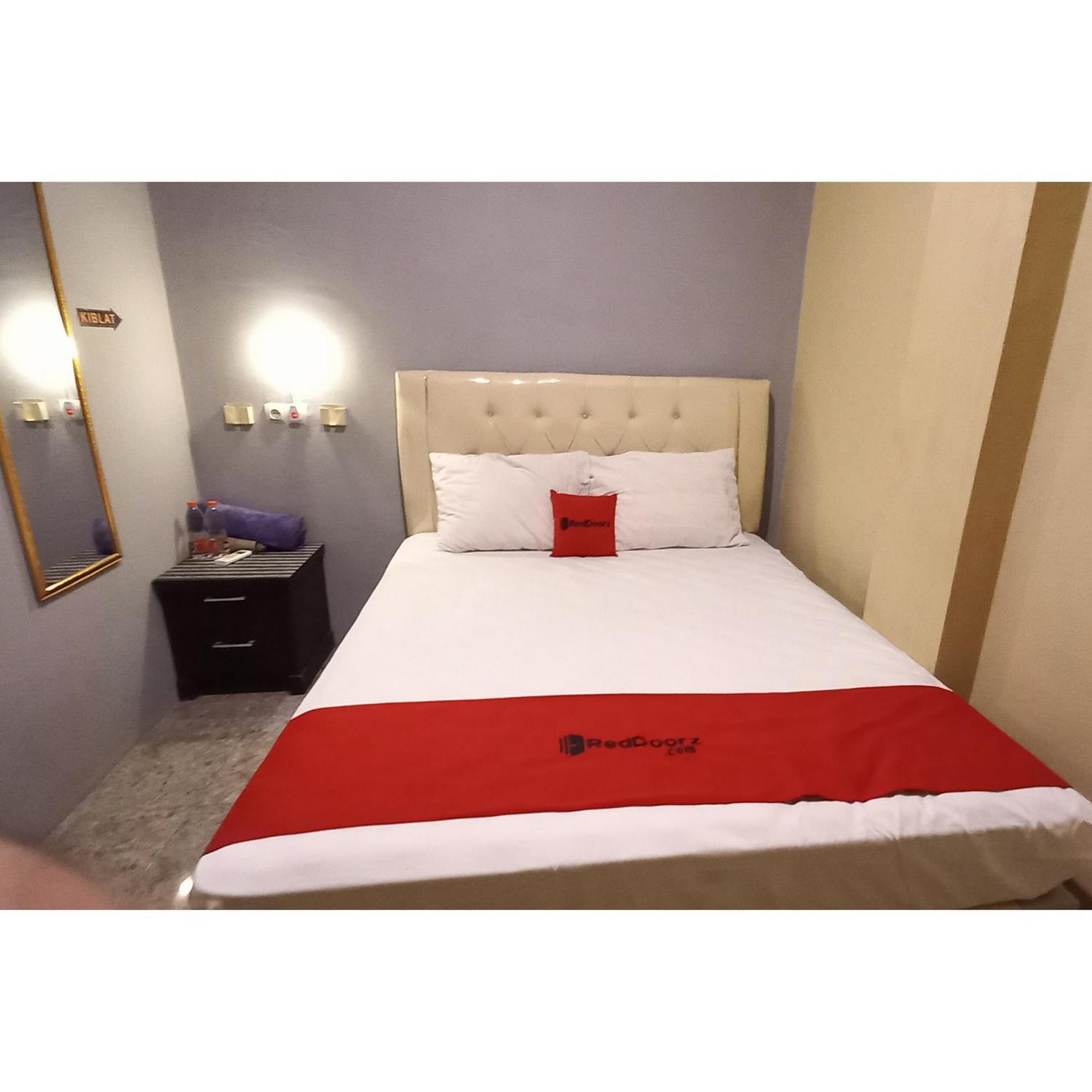 Reddoorz At Deluxe Hotel Near Terminal Purabaya Bungurasih Sidoarjo Esterno foto