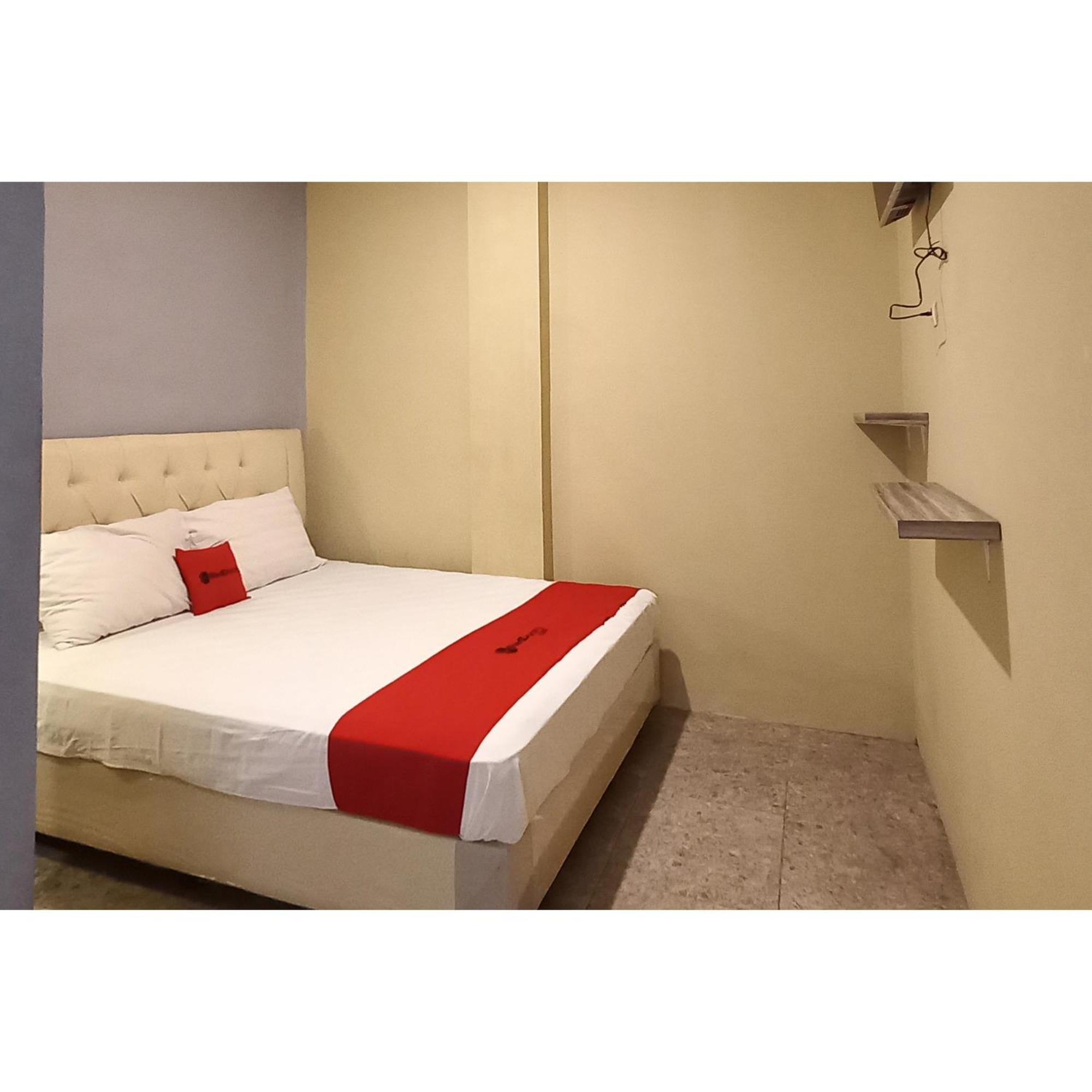 Reddoorz At Deluxe Hotel Near Terminal Purabaya Bungurasih Sidoarjo Esterno foto