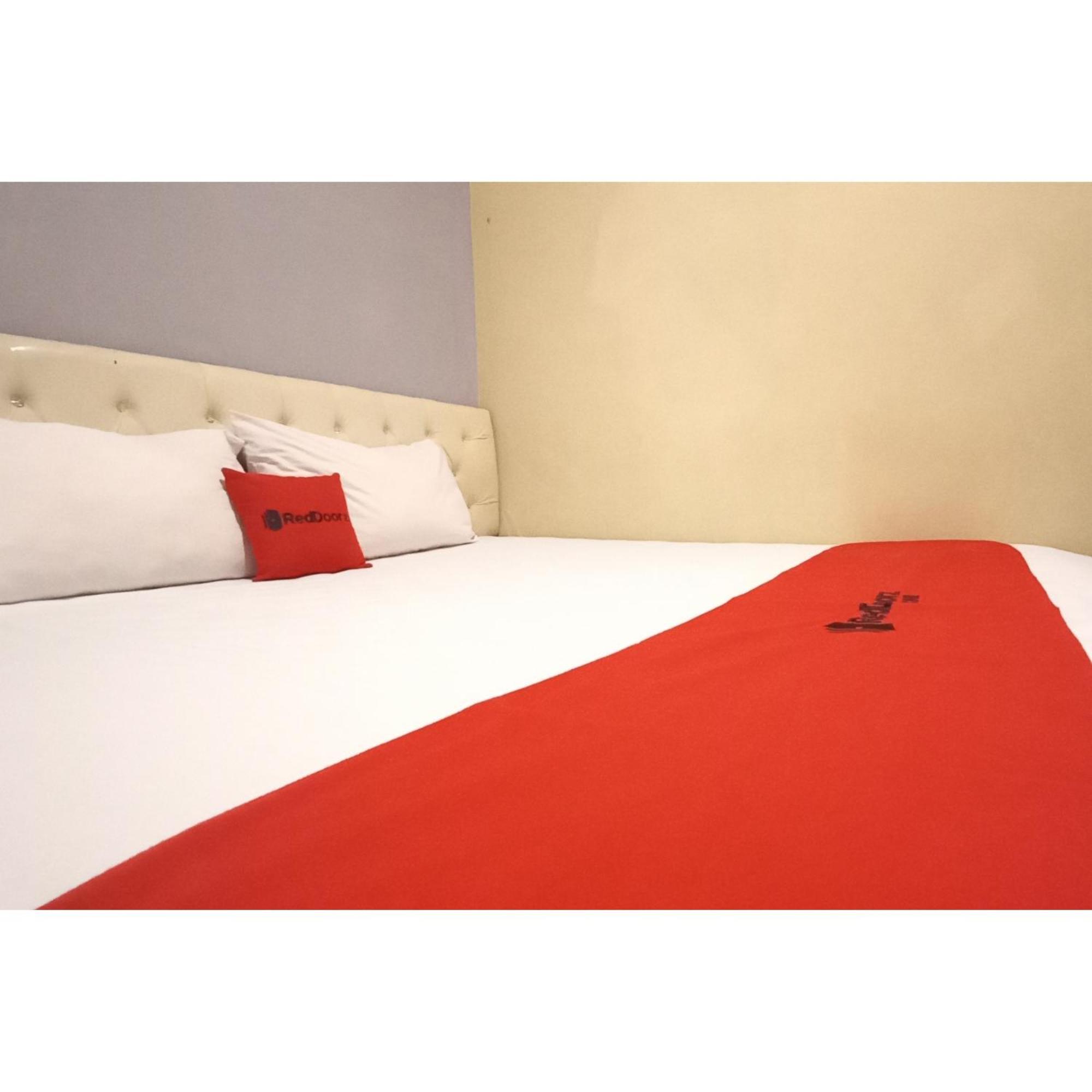Reddoorz At Deluxe Hotel Near Terminal Purabaya Bungurasih Sidoarjo Esterno foto