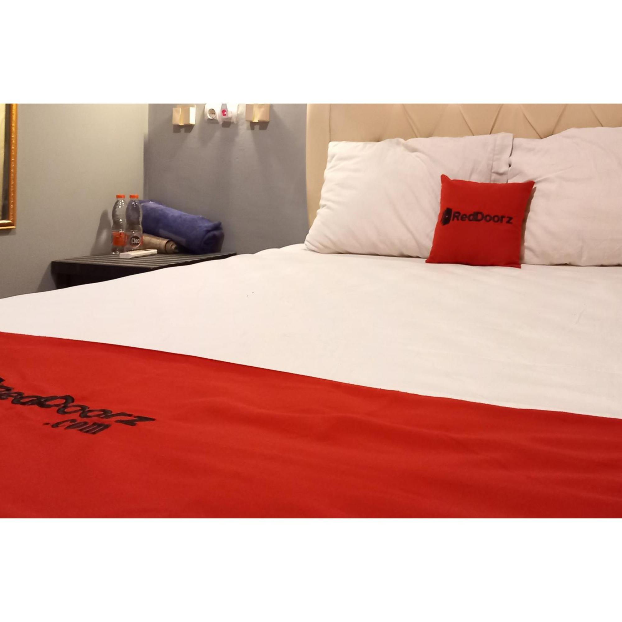 Reddoorz At Deluxe Hotel Near Terminal Purabaya Bungurasih Sidoarjo Esterno foto