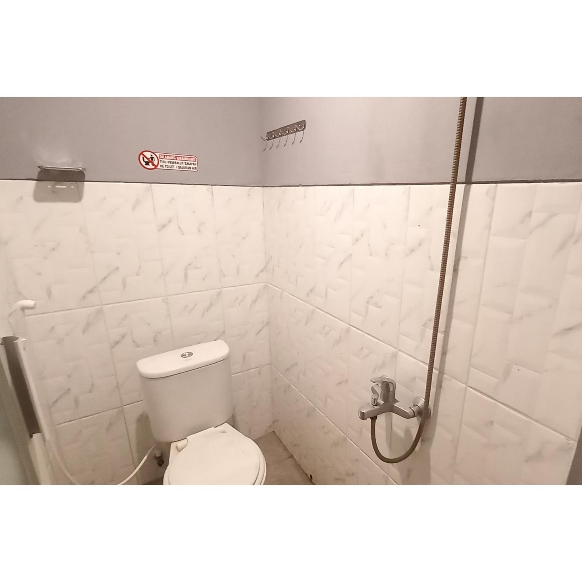 Reddoorz At Deluxe Hotel Near Terminal Purabaya Bungurasih Sidoarjo Esterno foto