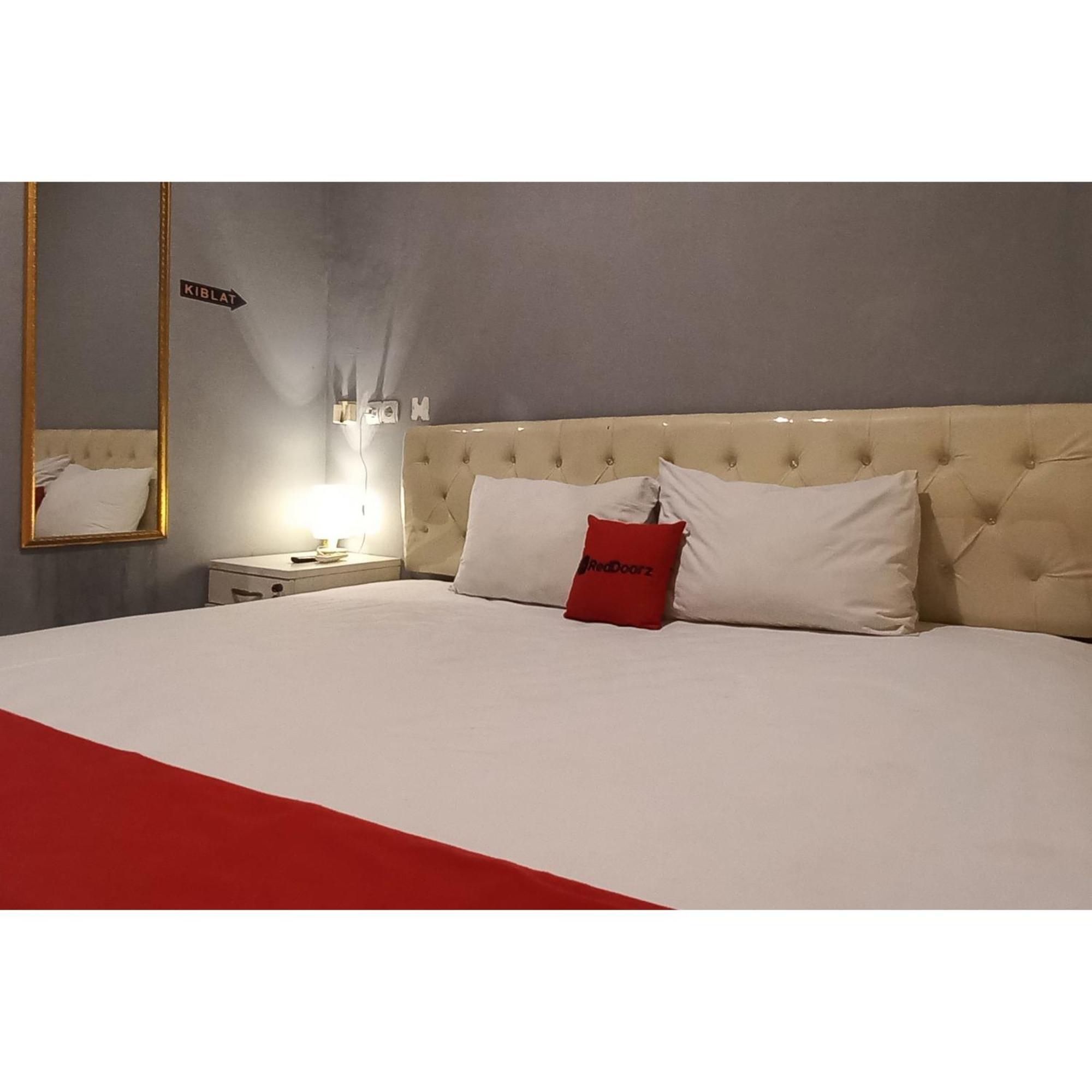 Reddoorz At Deluxe Hotel Near Terminal Purabaya Bungurasih Sidoarjo Esterno foto