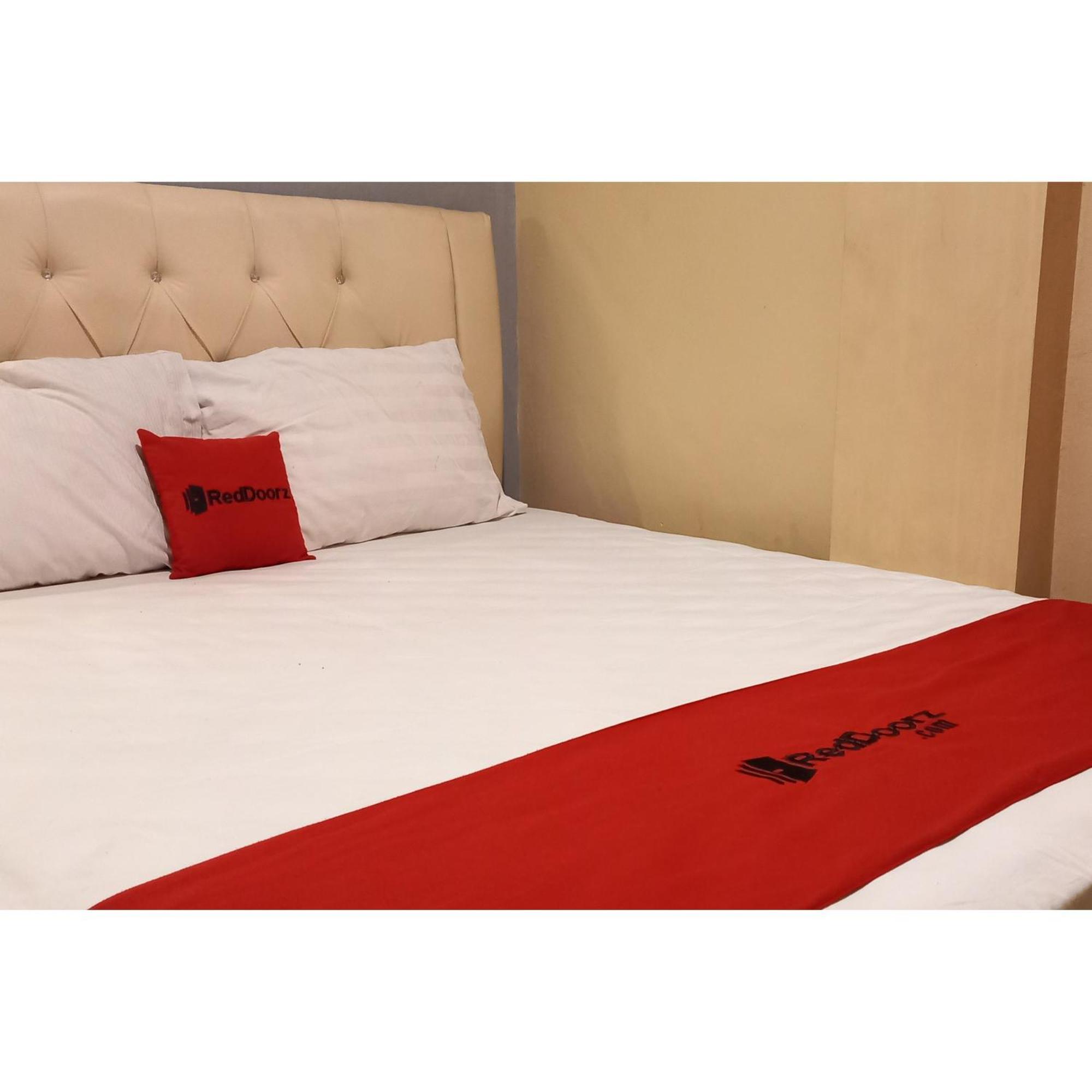 Reddoorz At Deluxe Hotel Near Terminal Purabaya Bungurasih Sidoarjo Esterno foto